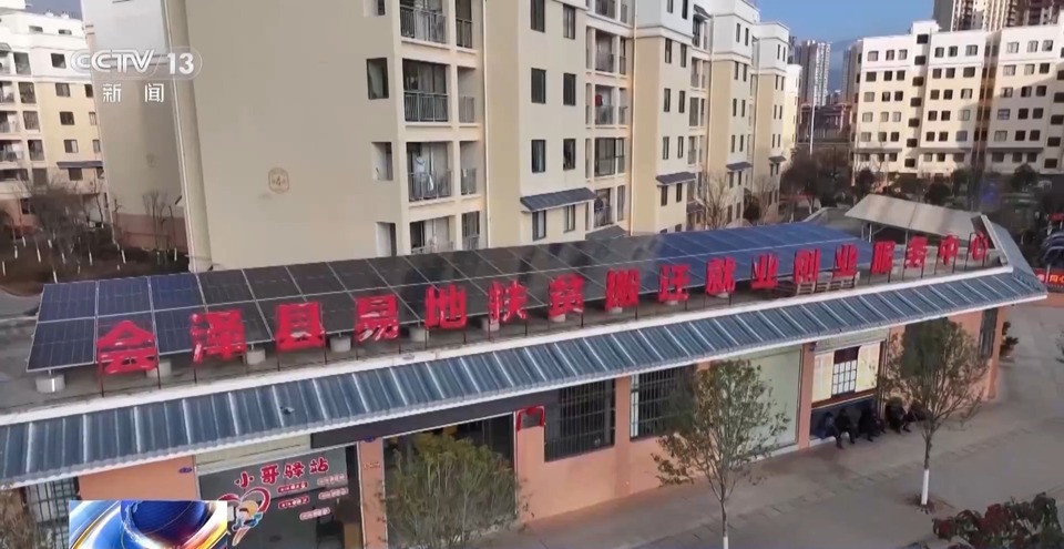 “楼上住，楼下上班！”这里的脱贫户可以家门口就业→