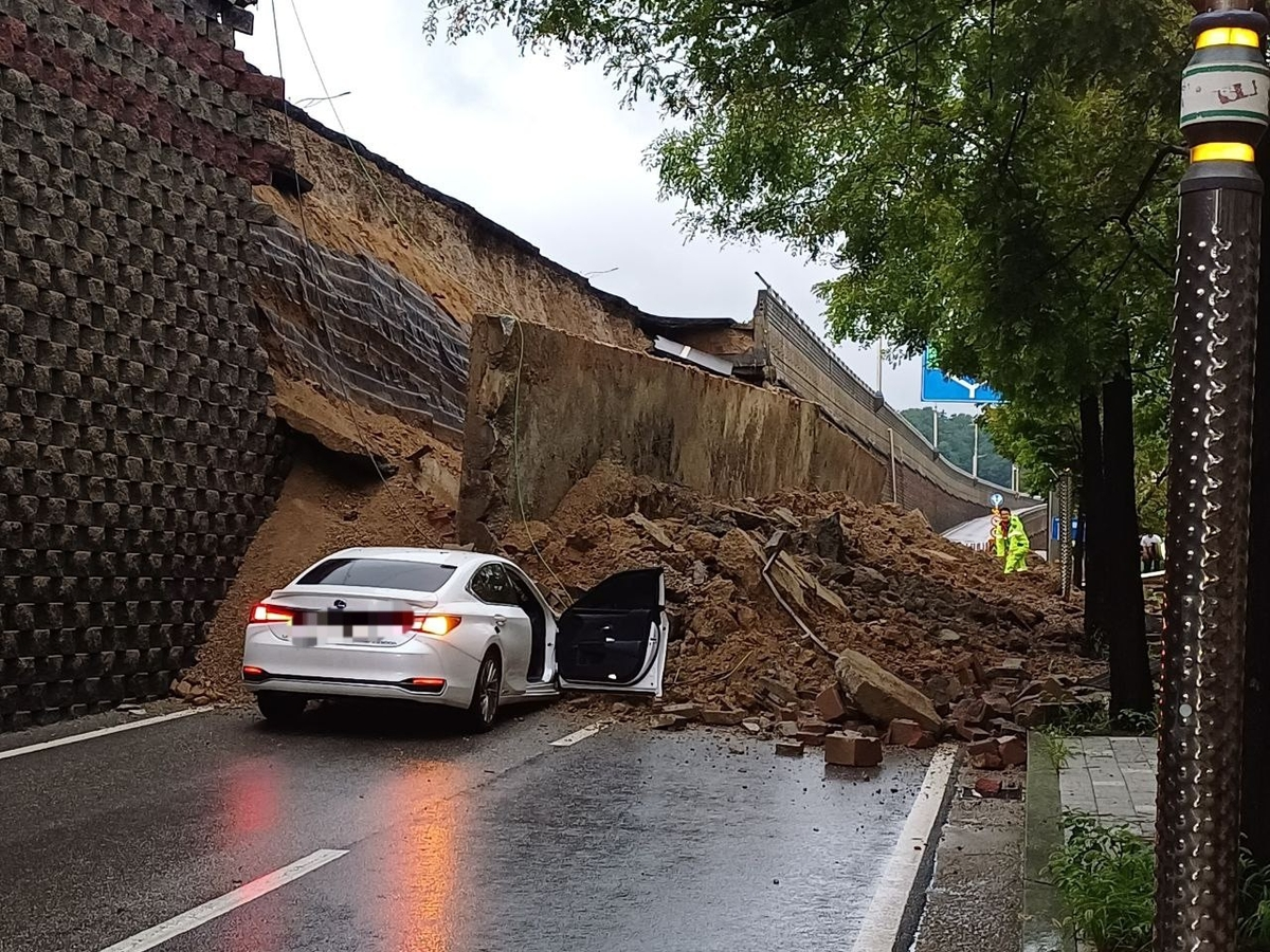 现场画面公布 韩国一高架桥护墙坍塌掩埋两辆小轿车