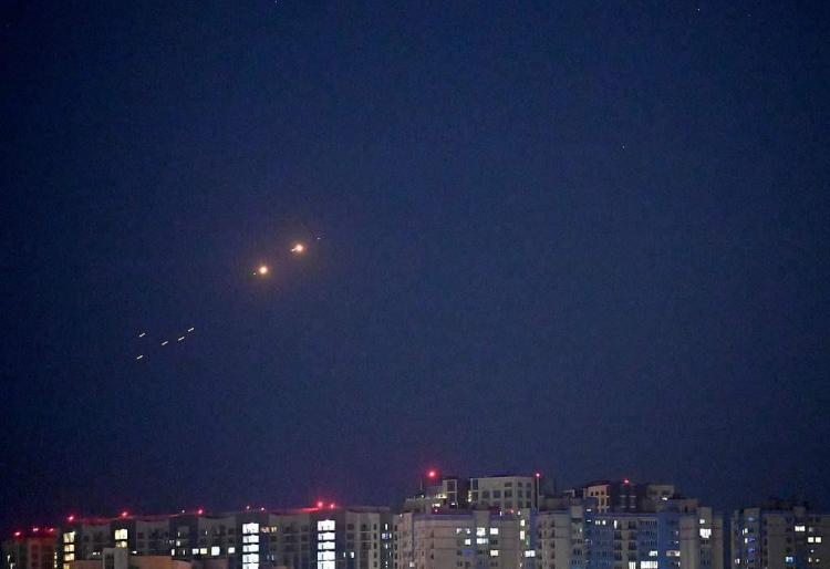 俄对乌大规模空袭致17死伤 莫斯科遭大批无人机袭击 数千乘客滞留机场