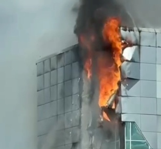 俄罗斯一购物中心发生火灾 建筑外墙不断燃烧脱落