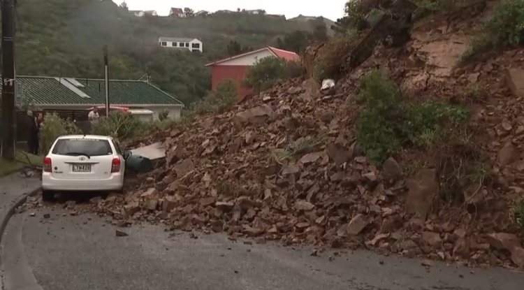 新西兰惠灵顿遭强暴雨侵袭 引发洪涝灾害与山体滑坡 居民紧急疏散
