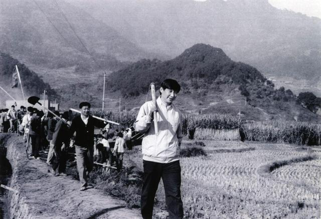 时政微观察丨奋斗，铸就欣欣向荣的中国