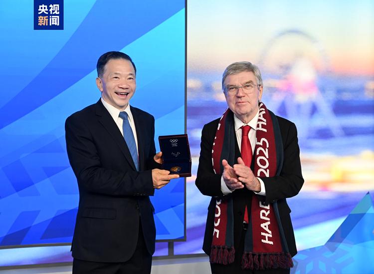 授牌！国际奥委会主席巴赫为总台2026年米兰冬奥会国际公用信号制作团队颁发制播牌证
