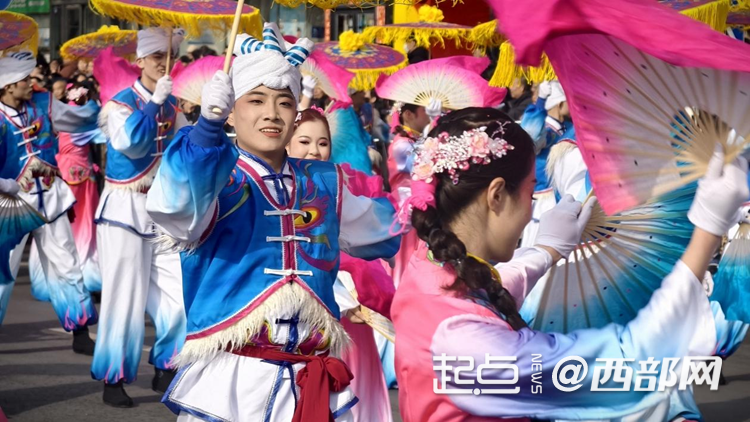 何以中国丨2025全国秧歌展演首日：9支队伍扭出蛇年精气神
