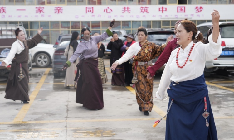 同升一面旗 共筑一个家那曲“红石榴”民族团结大院里的国庆节