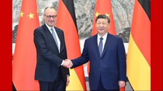 习近平：以中德关系的稳定性和活力为动荡世界谋大同_fororder_时政红底