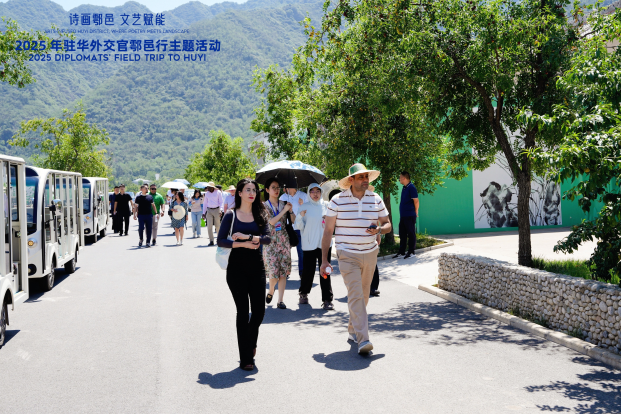 Des visiteurs aux diffuseurs : découvrir la vitalité rurale de Huyi à travers le regard des diplomates_fororder_图片4
