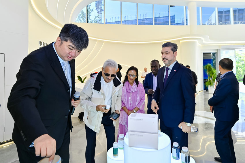 Diplomats Decode China's Solutions for Global Connectivity at the Zhengzhou Airport Economy Zone in Henan Province_fororder_图片7