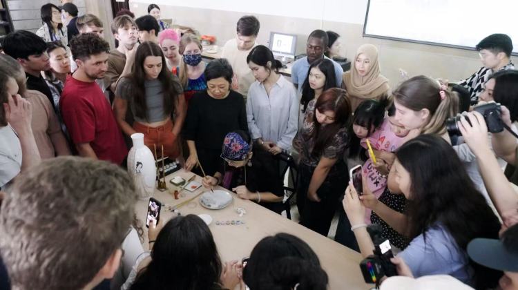 资讯有故事丨全国人大代表张婧婧：以瓷为媒“向世界讲述美美与共的中国故事”