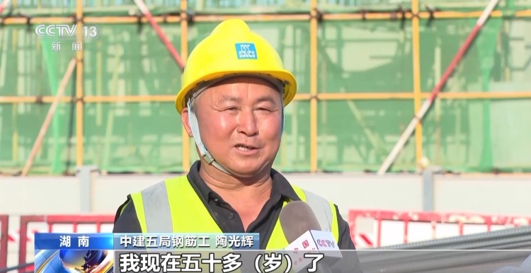 企业拥抱数智化 农民工如何转型高素质产业工人？