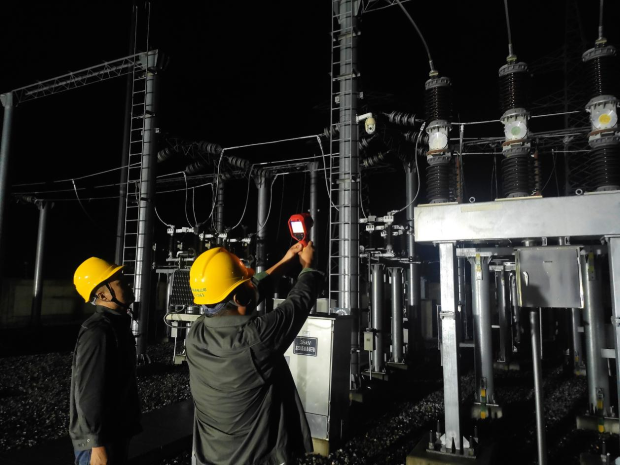Night Inspections Enhance Power Grid Security in Nanyang, Henan_fororder_图片6