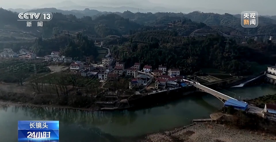 “慢火车”驶出“幸福路” 一起乘坐穿行在大山里的“卖菜专列”