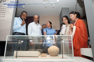 Apprécier deux mille ans d'histoire en un coup d'œil, découvrir la culture traditionnelle chinoise dans une seule ville : les diplomates étrangers découvrent le charme ancien et moderne de Xianyang_fororder_2