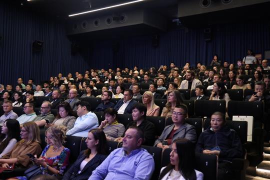 《南京照相馆》塞尔维亚展映暨纪念抗战胜利80周年图片展在贝尔格莱德举行_fororder_7观影现场
