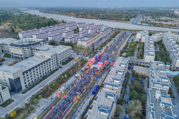 2025敦煌半程马拉松圆满落幕