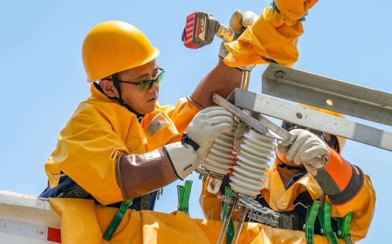 State Grid Shaanxi Electric Power: Braving Peak Summer Heat to Ensure Public Comfort_fororder_2