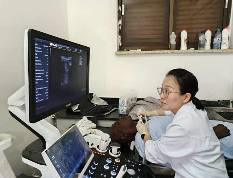 援乍得中国医疗队成功开展超声引导下甲状腺结节细针穿刺技术