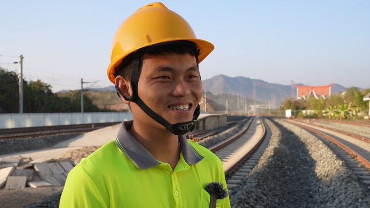 资讯有故事｜在20多米高空开展作业 他们照亮中老铁路列车前行路