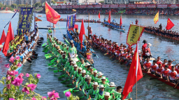 龙舟一桨划千载 湖南麻阳正“青春”