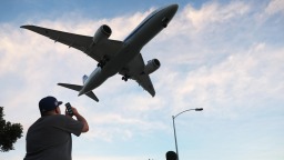 乘客空中欲开舱门 日本飞往美国航班被迫改道