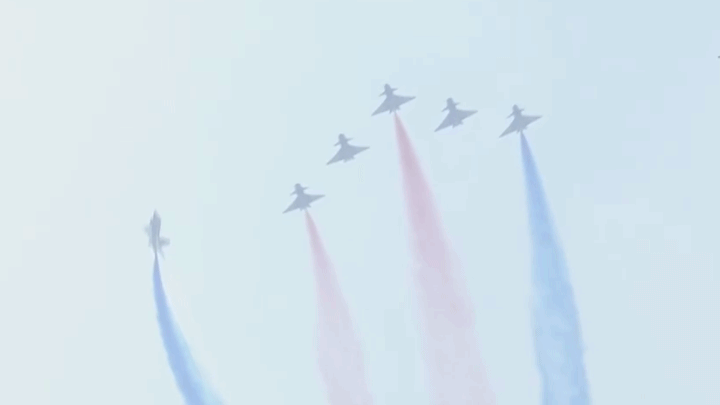 率先登场！空军“八一”飞行表演队上演空中大片