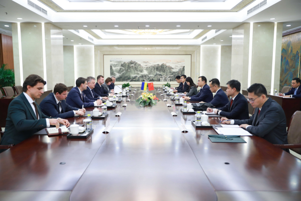 中乌外交部政治磋商在京举行