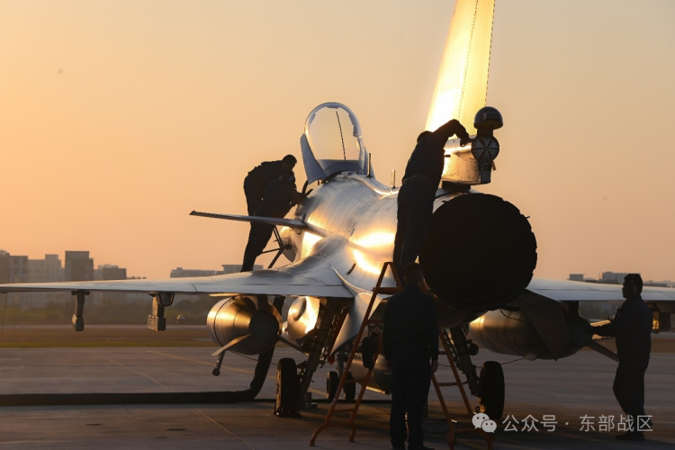 东部战区空军某部开展实战化训练 锤炼官兵胜战本领