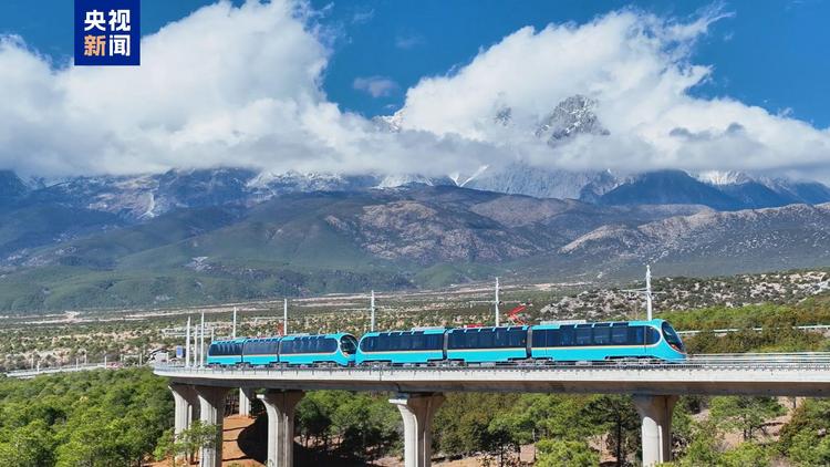 方便、快捷、舒适 丽江首条观光火车线路正式开通运营