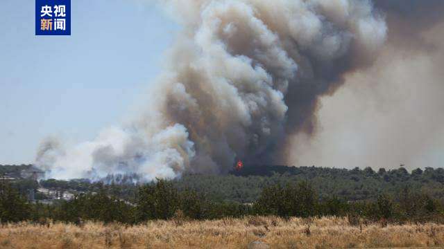 受森林火灾影响 土耳其达达尼尔海峡单向封航