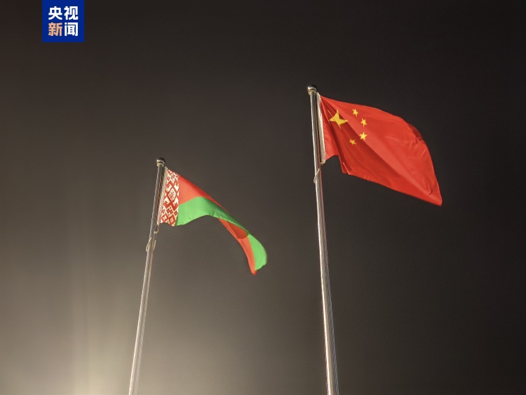 白俄罗斯总统卢卡申科乘机抵达天津 出席2025年上合组织峰会