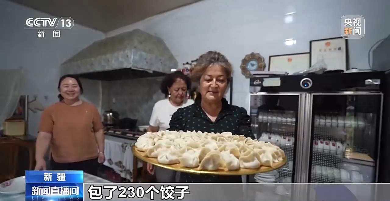 砥砺奋进七十载 天山南北谱华章丨各族人民像石榴籽一样紧紧抱在一起