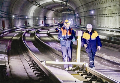 新春走基层｜凌晨3点，记者跟着他们在海河下隧道走了1万多步