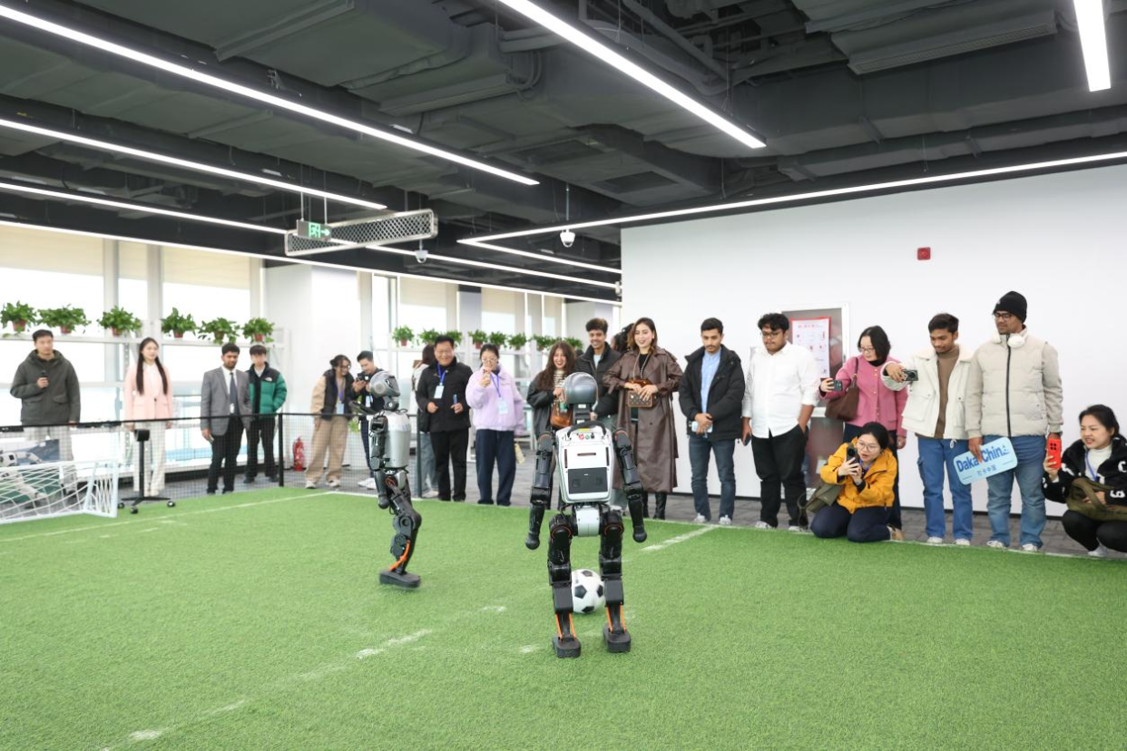 Les influenceurs étrangers apprécient « Amazing Zhengzhou » : y voir le futur visage de la Chine_fororder_图片2