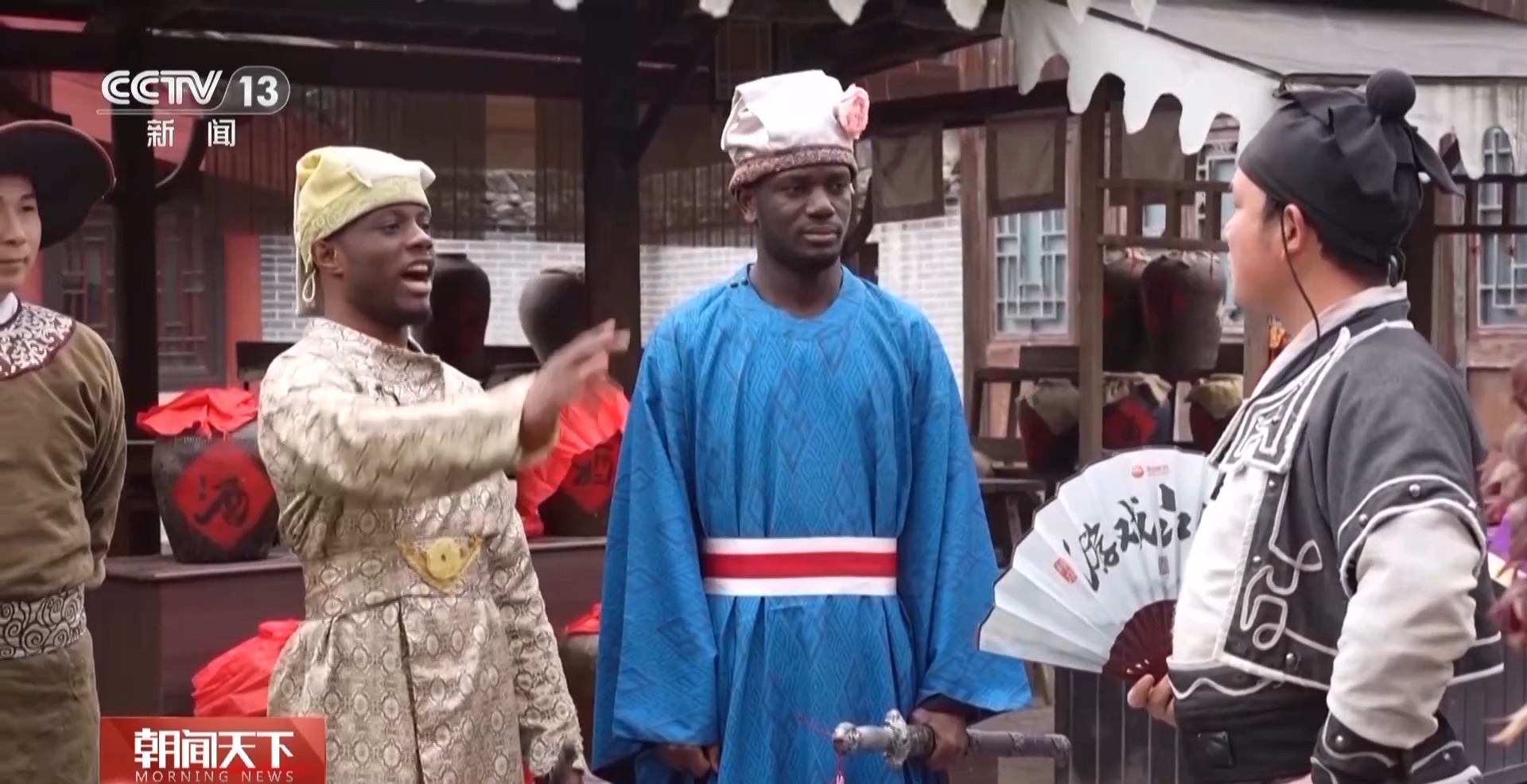 跟着电影游中国 外国游客在横店“览尽”中华上下五千年