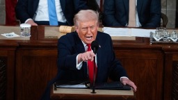 特朗普国情咨文演讲点名讽刺佩洛西