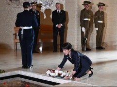 深追踪丨从堪培拉一跪到菲律宾一射，日本右翼的忏悔假面与扩军真容