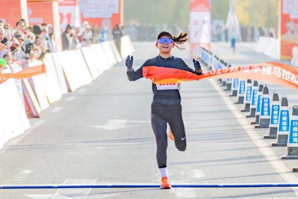 2025敦煌半程马拉松圆满落幕