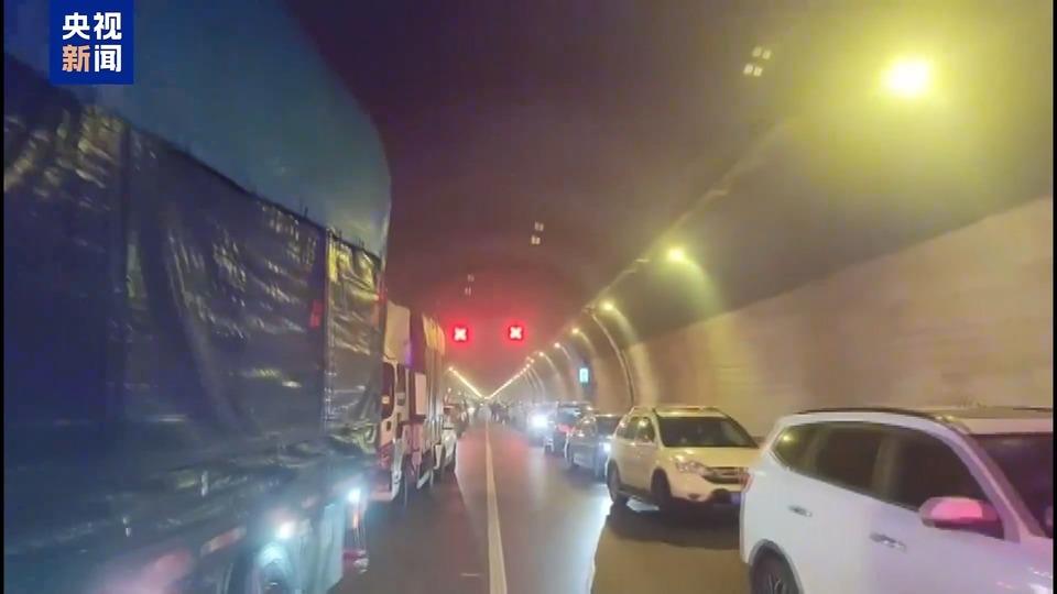 1.7公斤病重女婴急救途中遇堵车 司机齐刷刷45°角转向让出生命通道