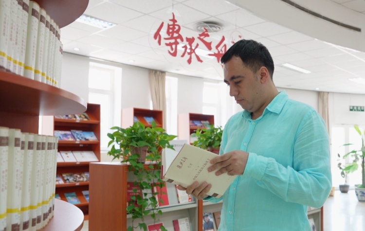 遇见中国丨这位土库曼斯坦教师把“绿色中国”搬进课堂