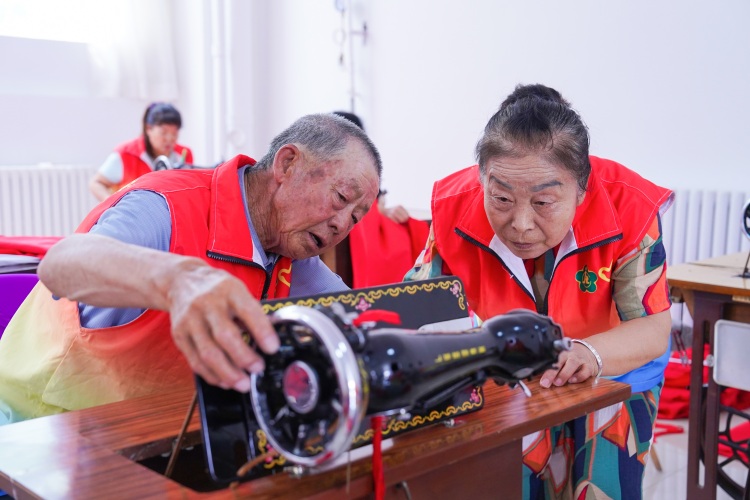 “我为国庆‘缝’国旗”_fororder_微信图片_20250711180326