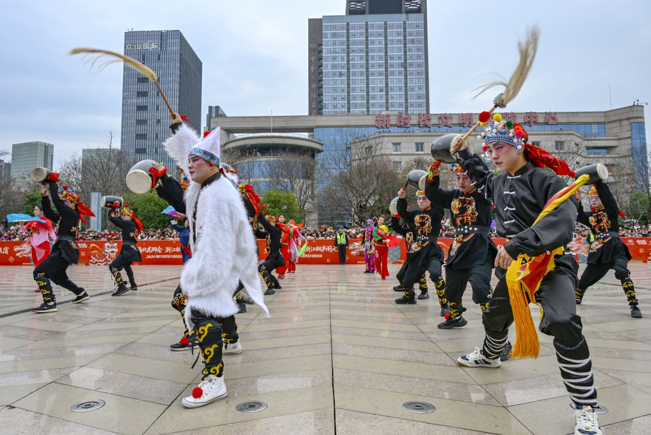 A North–South Folk Fusion for the Lantern Festival: Tonglu's Grand Folk Street Parade Lights Up the City_fororder_微信图片_20260302092115_12_477
