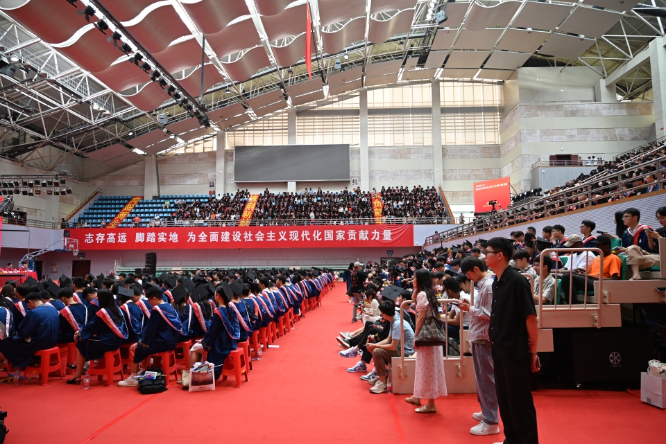 安徽财经大学举办2025届毕业生毕业典礼暨学位授予仪式_fororder_DSC_5356.JPG