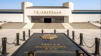 习近平：中国人民对和平有着孜孜不倦的追求_fororder_时政红底(1)