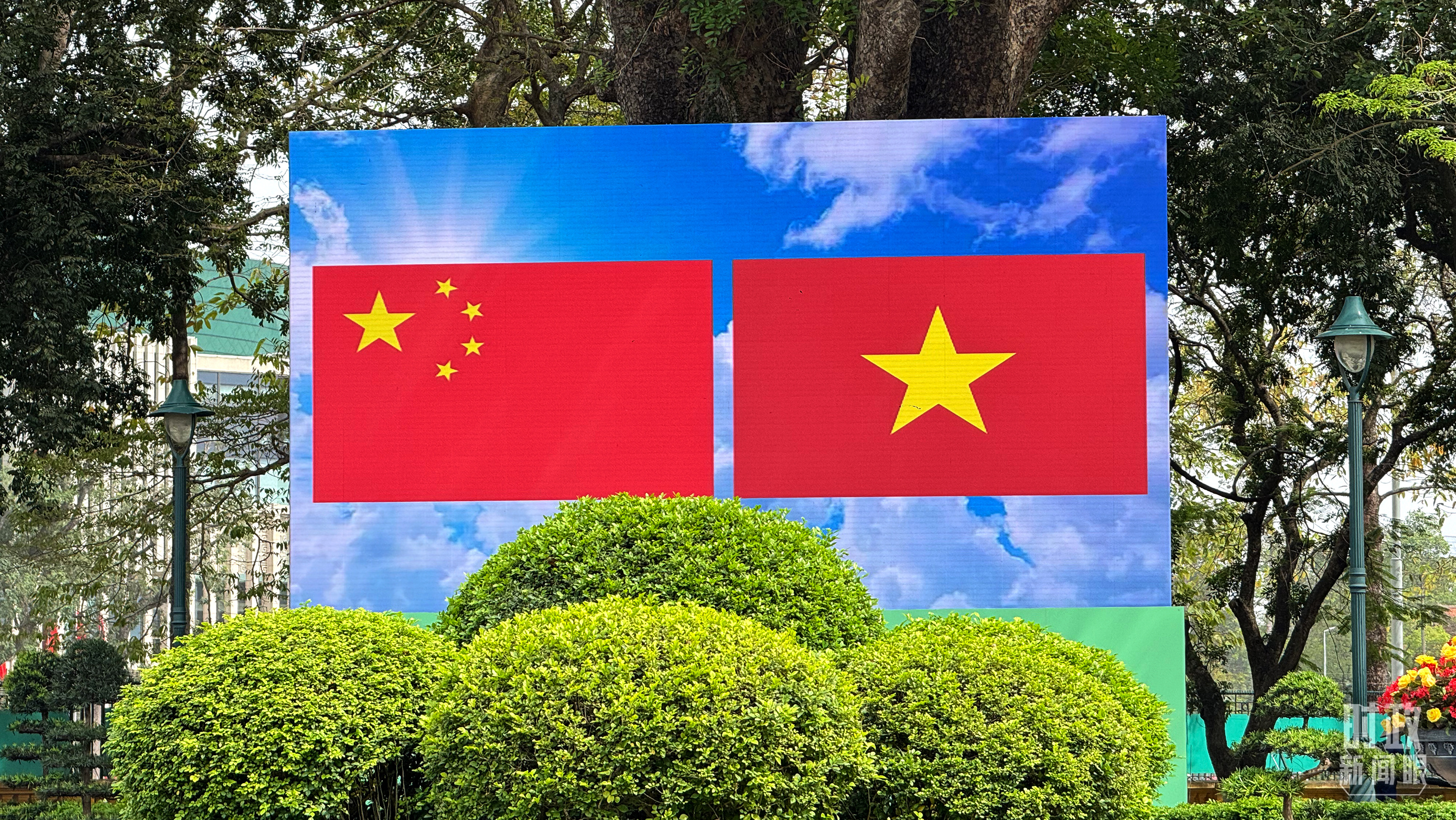 时政新闻眼丨习近平访问越南，共同擘画中越命运共同体建设新蓝图