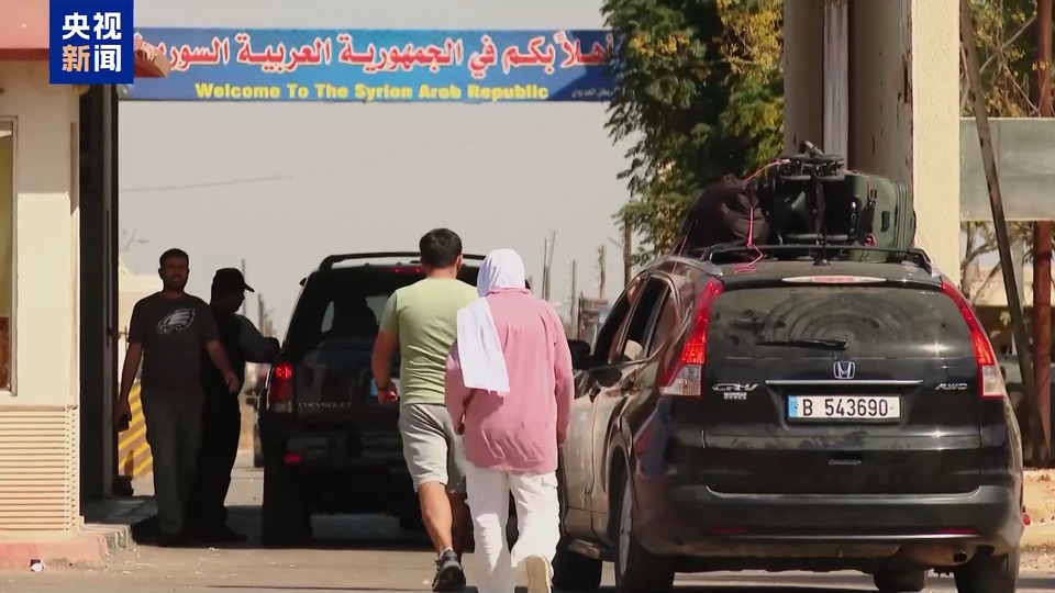 为暂避战火 大量流离失所的黎巴嫩民众踏上逃离之路