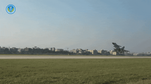 载弹长空！东部战区空军多型战机挂弹出击，直达台岛周边
