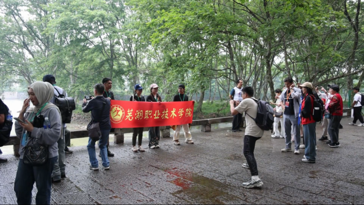 黄山市徽州区：百名国外留学生探徽州古韵，千年古村西溪南映生态风华_fororder_留学生1