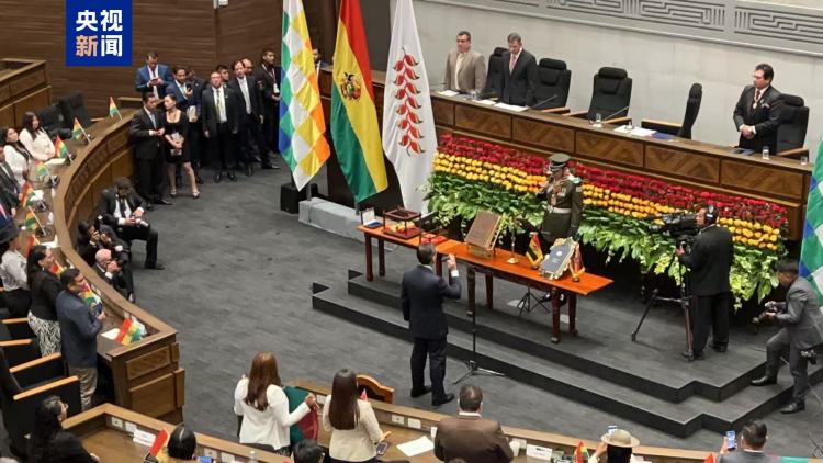 罗德里戈·帕斯·佩雷拉宣誓就任玻利维亚总统