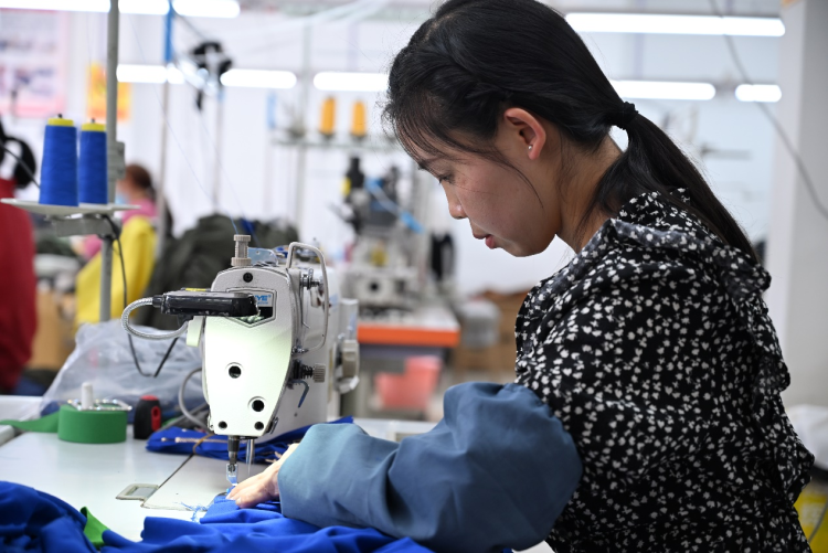 全国助残日丨单手绣“华服” 情暖助残路_fororder_3