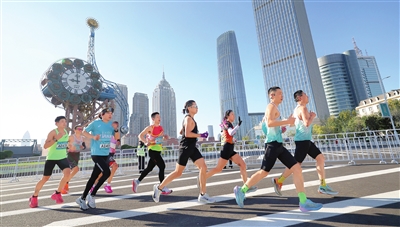 天津银行·2025天津马拉松昨日鸣枪起跑_fororder_p1_b
